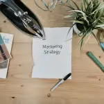 Il ruolo degli oggetti fisici nel marketing digitale: quando la promozione passa di mano