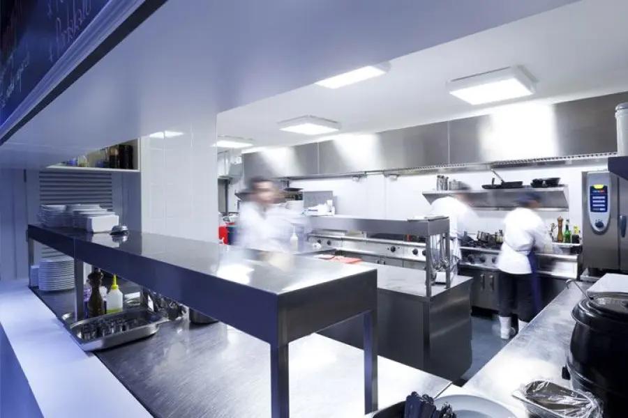 Tavoli in acciaio inox, come pulirli al meglio