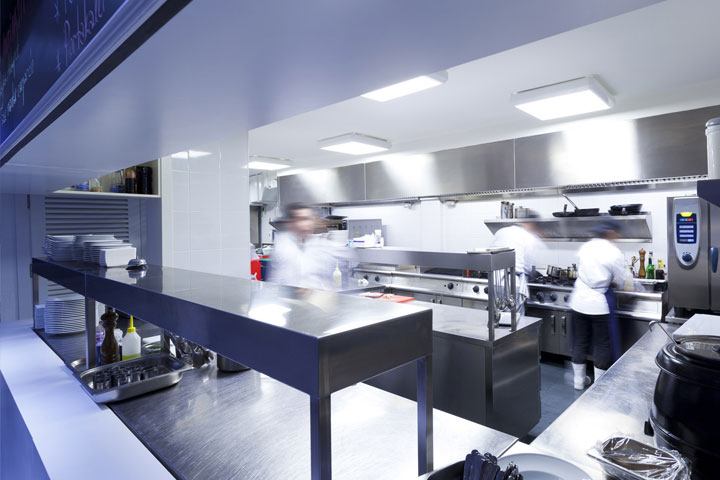 Tavoli in acciaio inox, come pulirli al meglio