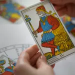 Cartomanzia: ecco cos’è e cosa serve sapere al riguardo