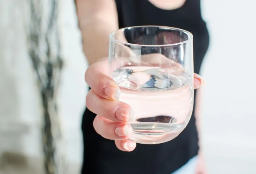 Acqua salata, un bicchiere costa 5 euro: “E’ l’ora dell’aperitivo”