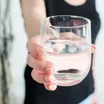 Acqua salata, un bicchiere costa 5 euro: “E’ l’ora dell’aperitivo”