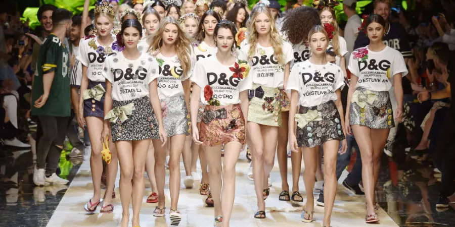 Moda t-shirt estate 2017 per tutte le tasche, ecco le tendenze del momento