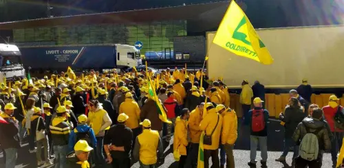 Proteste Coldiretti davanti al porto di Bari