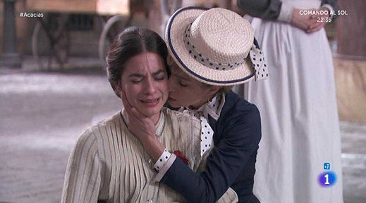 Una Vita: arriva il primo bacio saffico della soap