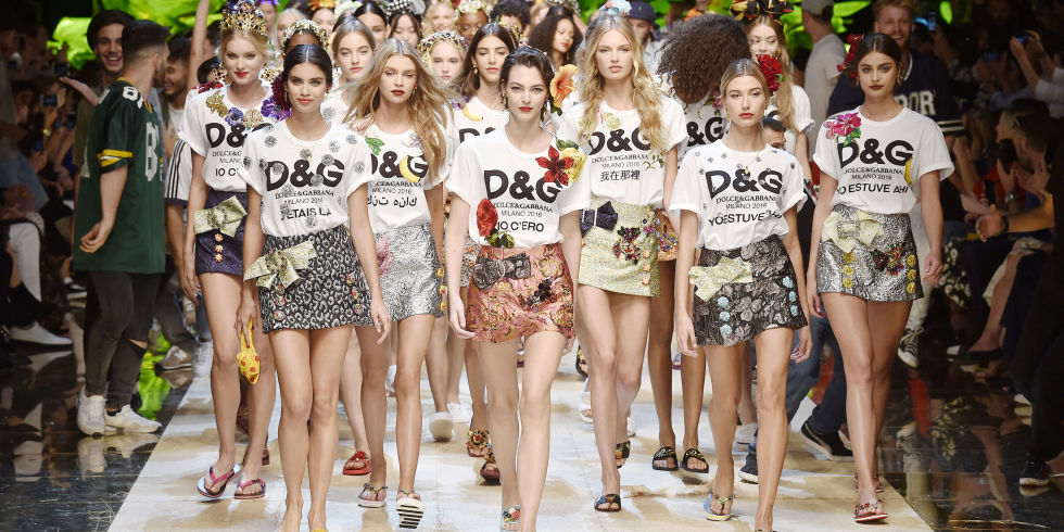 Moda t-shirt estate 2017 per tutte le tasche, ecco le tendenze del momento