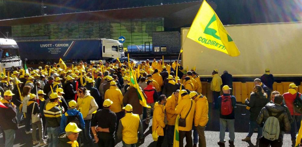 Proteste Coldiretti davanti al porto di Bari