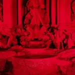 Omaggio ai martiri cristiani con la Fontana di Trevi tinta di rosso