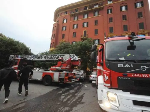 Incendio divampato nell'attico che fu di Pino Daniele a Prati: tanta paura e nessun ferito