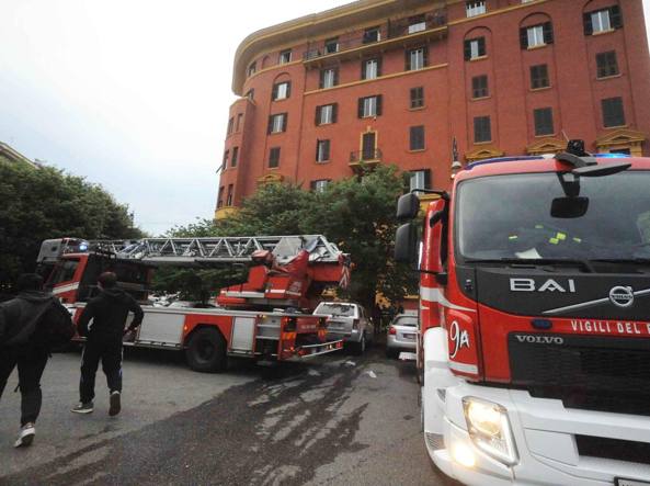 Incendio divampato nell'attico che fu di Pino Daniele a Prati: tanta paura e nessun ferito