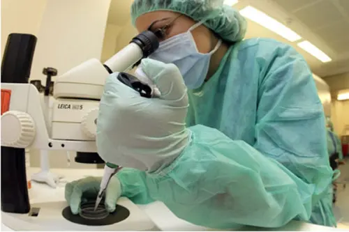 Napoli, ricoverata al Policlinico per una leucemia contrae l'influenza aviaria: grave 55enne