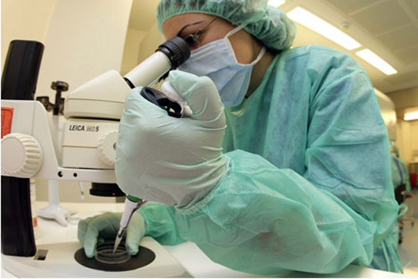 Napoli, ricoverata al Policlinico per una leucemia contrae l'influenza aviaria: grave 55enne