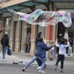 Viareggio, artista di strada insultato e innaffiato, poi le scuse