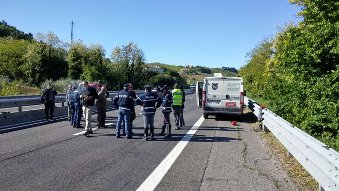Spari in autostrada, assalto ad un portavalori sull'A14 Bologna Taranto: caccia ai banditi