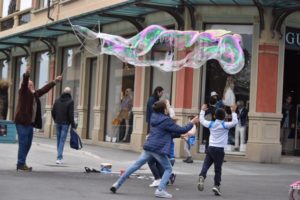 Viareggio, artista di strada insultato e innaffiato, poi le scuse