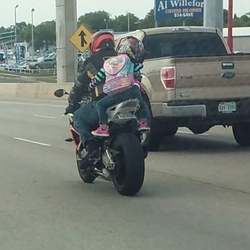 Cattiva madre perché in moto con la figlia, la reazione