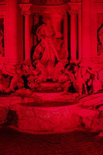 Omaggio ai martiri cristiani con la Fontana di Trevi tinta di rosso