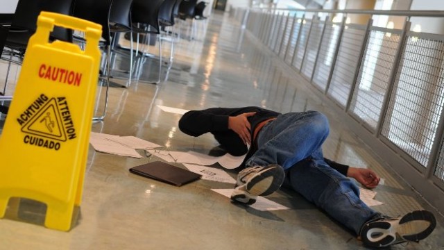 caduta studente a scuola